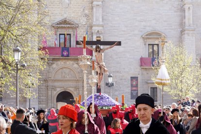 Procesión del Santísimo Cristo de la Luz, con el paso, portado a hombros, “Santísimo Cristo de la Luz'' (Gregorio Fernández, hacia 1630), acompañado por su cofradía titular, la Hermandad Universitaria del Santísimo Cristo de la Luz. - ICAL