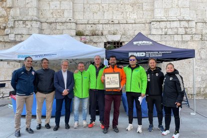 Homenaje a Alberto Bustos en el Día de la Educación Física. / EL MUNDO