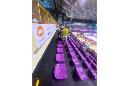 Última fila de una tribuna del pabellón Pisuerga. / G. V.