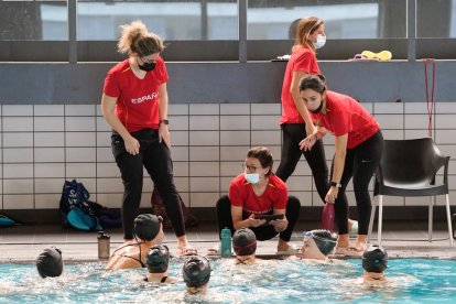 Selección española júnior de natación sincronizada en Río Esgueva. / J. M. LOSTAU