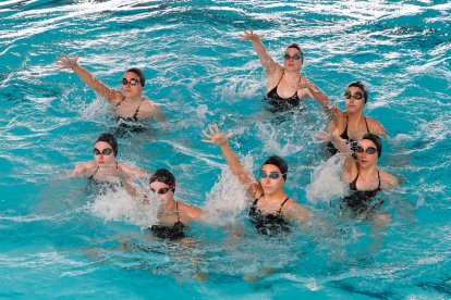 Selección española júnior de natación sincronizada en Río Esgueva. / J. M. LOSTAU