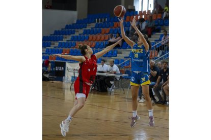 Ponce-Baloncesto Femenino León; Copa de Castilla y León de Liga femenina 2. / PHOTOGENIC