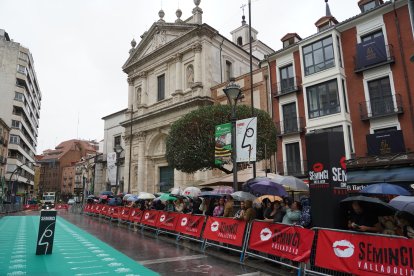 Público expectante a la alfombra verde de 67 edición de la Seminci. | ICAL