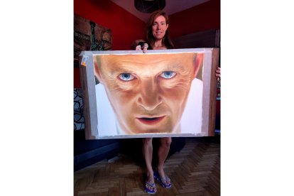 Laura Serrano con el cuadro de Anthony Hopkins. E. M.