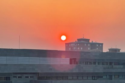 Valladolid, bajo el manto de humo de los incendios. E. M.