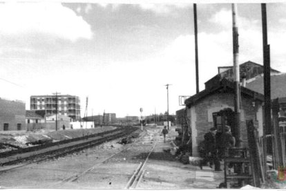 Paso a nivel entre la plaza Circular y el barrio de Las Delicias en 1960 en el barrio de la Circular. ARCHIVO MUNICIPAL