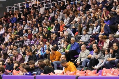 Aspecto de las gradas de Pisuerga ante el Alega Cantabria. / J. M. LOSTAU