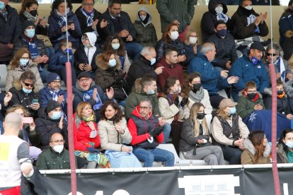 Cerca de 1.500 espectadores asistieron al derbi en Pepe Rojo. / LOSTAU