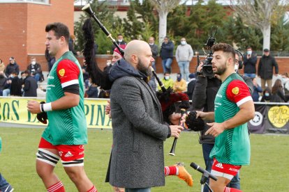 El gaitero Blas Rodrigo interpreta 'Flowers of Scotland', himno del VRAC. / LOSTAU