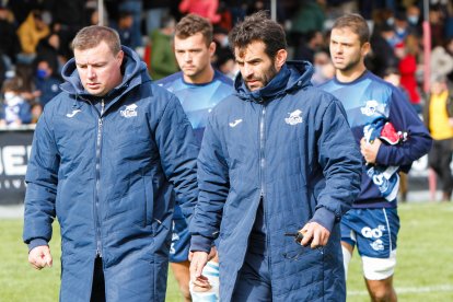 Diego Merino, técnico del VRAC, se retira con cara de circunstancias. / LOSTAU