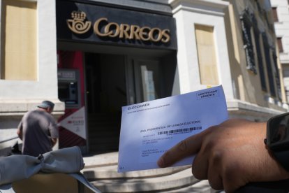 Sobre para votar por correo.- J.M.LOSTAU