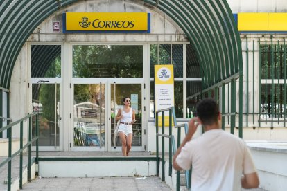 Oficina de Correos de la calle Miguel Ángel Blanco.- J.M.LOSTAU