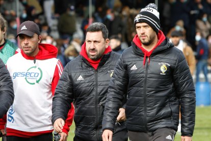 Juan Carlos Pérez, técnico chamizo, se retira al vestuario. / LOSTAU