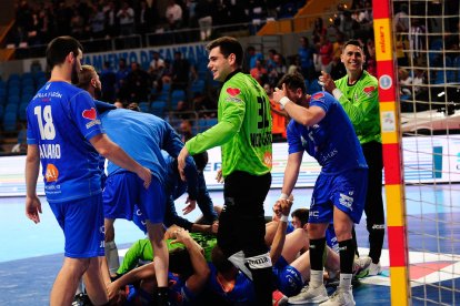 Cuartos de Final de Copa: Balonmano Sinfín - Recoletas Atlético Valladolid. / LOF