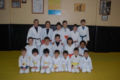 Grupo de judo entre 8 y 10 años.