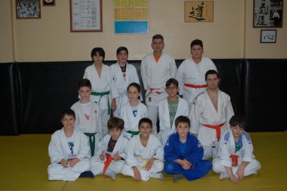 Grupo judo de entre 8 a 12 años.