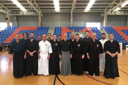 Grupo de practicantes de iaido.