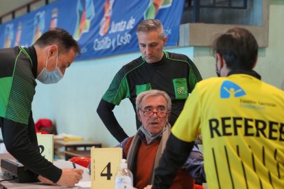 Jueces árbitros y delegados tras un encuentro.  / M. González/APDV