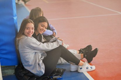 Tres universitarias observan uno de los encuentros.  / M. González/APDV