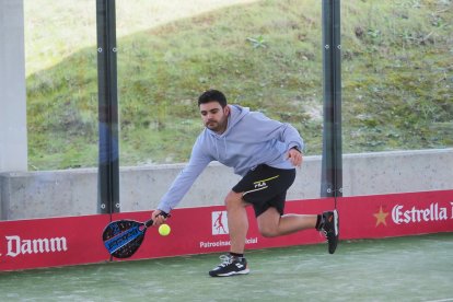 Un jugador de Pádel en la primera jornadaPartido de la primera jornada de baloncesto. / M. González/APDV