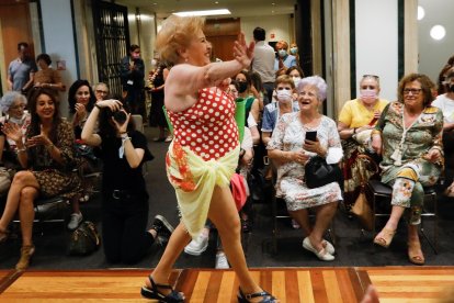 Mujeres operadas de cáncer de mama desfilan en Valladolid con trajes de baño y lencería. -J. M. LOSTAU