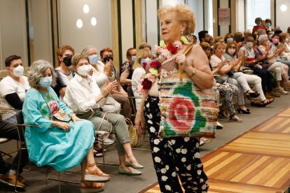 Mujeres operadas de cáncer de mama desfilan en Valladolid con trajes de baño y lencería. -J. M. LOSTAU