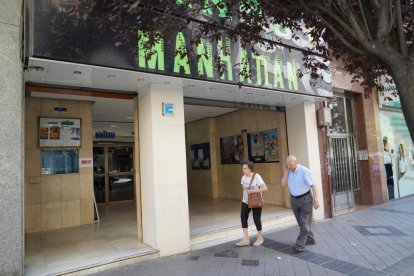 Cines Manhattan en la Ccalle Cervantes en el barrio de la Circular. J.M. LOSTAU