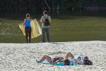 La playa de Moreras en Valladolid recibe a sus primeros bañistas en el mes de abril. -J.M. LOSTAU