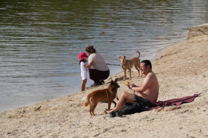 La playa de Moreras en Valladolid recibe a sus primeros bañistas en el mes de abril. -J.M. LOSTAU