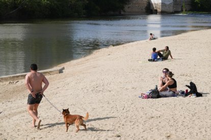 La playa de Moreras en Valladolid recibe a sus primeros bañistas en el mes de abril. -J.M. LOSTAU