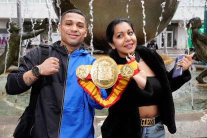 Salvi Jiménez y su mujer Ainoa, en Valladolid con el cinturón de campeón de España profesional superpluma. / J. M. LOSTAU