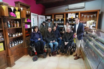 El presidente de la Diputación de Valladolid, Conrado Íscar, y el presidente de Aspaym, Ángel de Propios, inauguran el espacio gastronómico Saborea Castilla y León. Al acto asiste también el director ejecutivo de Aspaym, Francisco Sardón. ICAL