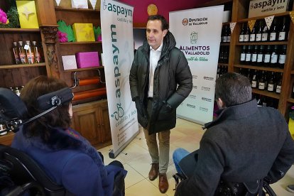 El presidente de la Diputación de Valladolid, Conrado Íscar, y el presidente de Aspaym, Ángel de Propios, inauguran el espacio gastronómico Saborea Castilla y León. Al acto asiste también el director ejecutivo de Aspaym, Francisco Sardón. ICAL