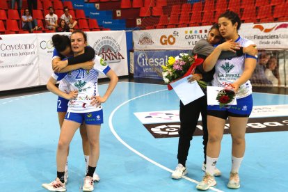 Aula-Zuazo y despedida de varias jugadoras. / LOSTAU