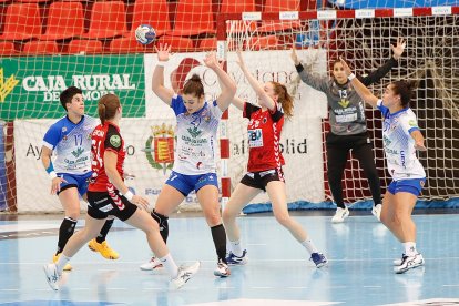 Aula-Zuazo y despedida de varias jugadoras. / LOSTAU