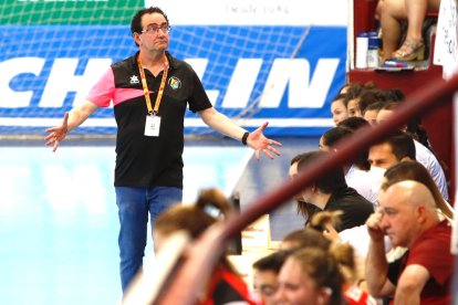 Aula-Zuazo y despedida de varias jugadoras. / LOSTAU