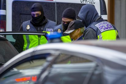 Despliegue policial en Miranda de Ebro en Burgos por las cartas bomba que salieron de Burgos y pasaron por Valladolid.-ICAL