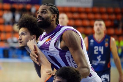 N'Guessan en el rebote en un tiro libre. / TOMÁS ALONSO