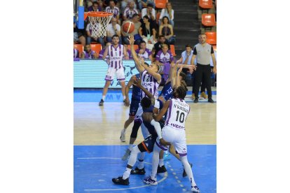 Puidet penetra ante la defensa del Tizona. / TOMÁS ALONSO