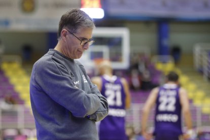 Roberto González, cabizbajo tras el mal segundo cuarto. / PHOTOGENIC