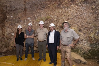 Elena Rossini-Notter, directora general del Museo de Antropolog?a Prehist?rica de M?naco, Juan Luis Arsuaga, S.A.S el Pr?ncipe Alberto II de M?naco, Henry de Lumley y Eudald Carbonell en el yacimiento de la Sima del Elefante.
