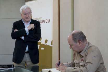 El Príncipe Alberto II de Mónaco firma en el libro de honor de la Fundación Atapuerca, junto al presidente de la Fundación Atapuerca, Antonio M. Méndez Pozo.- ICAL
