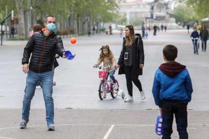 Gente por las calles de Valladolid.- JUAN MIGUEL LOSTAU.