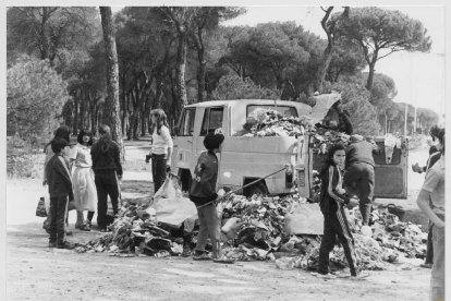 Recogida de basura de alumnos en el Pinar de Antequera en 1982.- ARCHIVO MUNICIPAL VALLADOLID