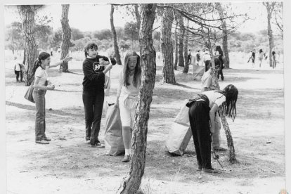 Recogida de basura de alumnos en el Pinar de Antequera en 1982.- ARCHIVO MUNICIPAL VALLADOLID
