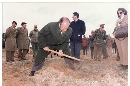 El antiguo alcalde de Valladolid, Francisco Javier León de la Riva, participa en la plantación de árboles en el Pinar de Antequera en 1998.- ARCHIVO MUNICIPAL VALLADOLID