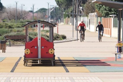 Bulevar construido sobre las antiguas vías del tren en el barrio Pinar de Antequera.- PHOTOGENIC