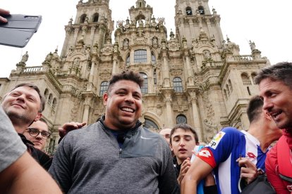 Ronaldo, agasajado y admirado a su llegada a la Plaza del Obradoiro. / EM