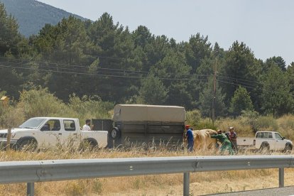 Efectivos de los bomberos de Segovia, de la Junta de Castilla y León y Protección Civil trabajan en la extinción del incendio en la Nacional-110.- ICAL