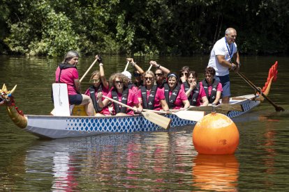 Presentación del equipo de Dragón Boat de mujeres, que han superado cáncer de mama. / PHOTOGENIC